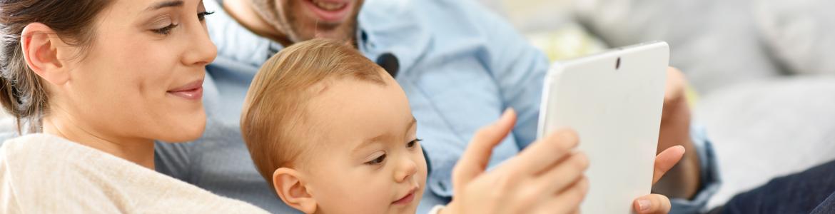 matrimonio con niño y tablet