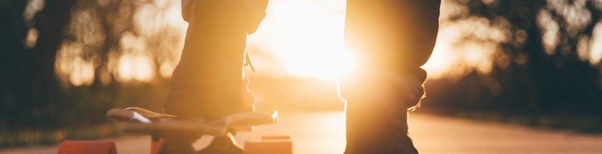 Primer plano de los pies de un chico con skate