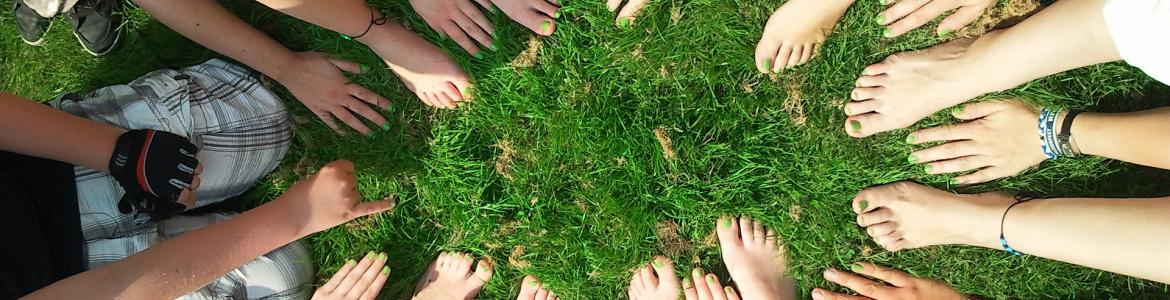 Corro de pies y manos sobre césped