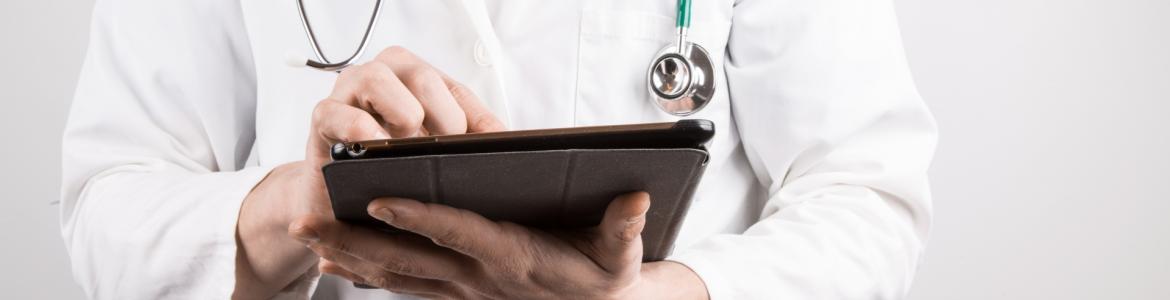 Médico prescribiendo en una tablet