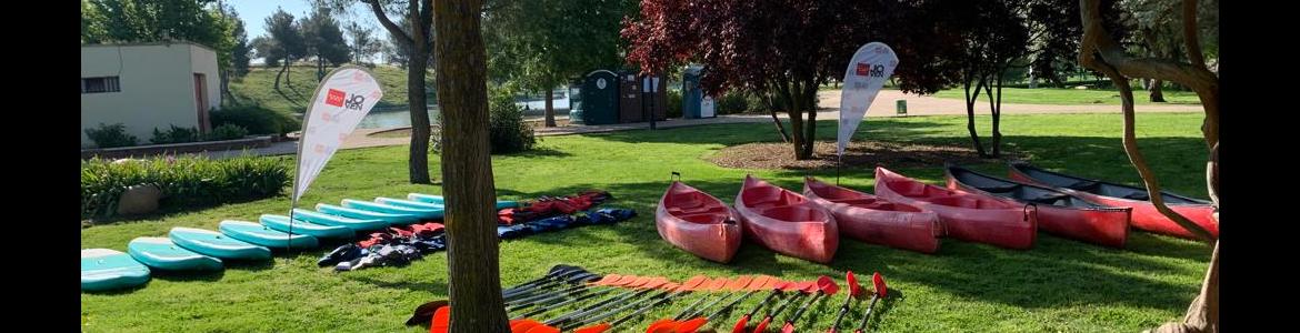 Grupo de jóvenes en piscina con piraguas