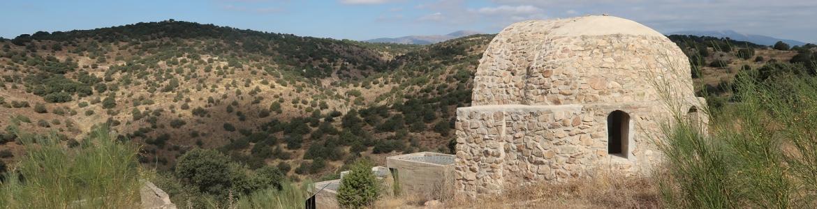 Campamento militar La Peña imagen de un paisaje con fortificaciones militares de piedra