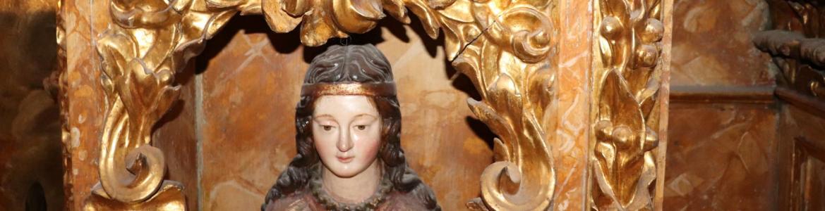 Imagen de un fragmento de retablo de madera dorada con un busto de mujer