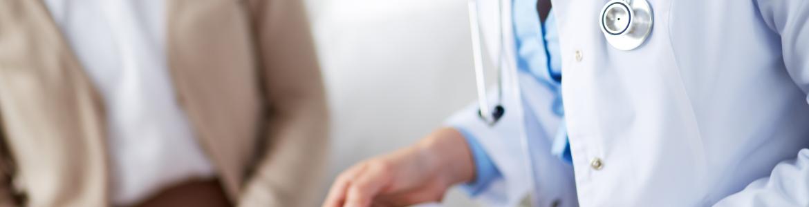 La Comunidad de Madrid reduce los trámites administrativos para el funcionamiento de los centros sanitarios Las manos de un doctor con una carpeta conversando con un paciente