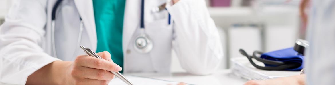 La Comunidad arranca con un proyecto piloto para que en los centros de salud los médicos atiendan un máximo de 34 pacientes al día y los pediatras 24 Una doctora atendiendo en consulta a un paciente
