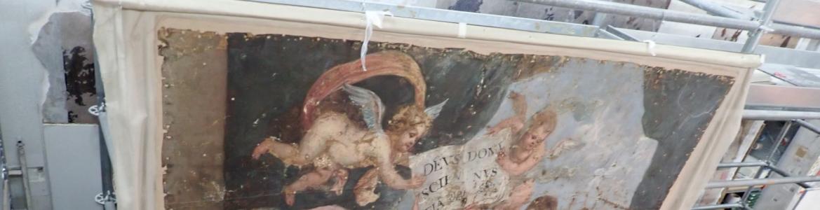 imagen de un lienzo soportado por andamios