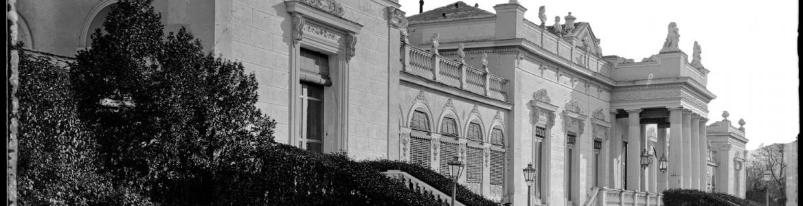 Fachada frontal palacio con escalinata y pórtico columnado