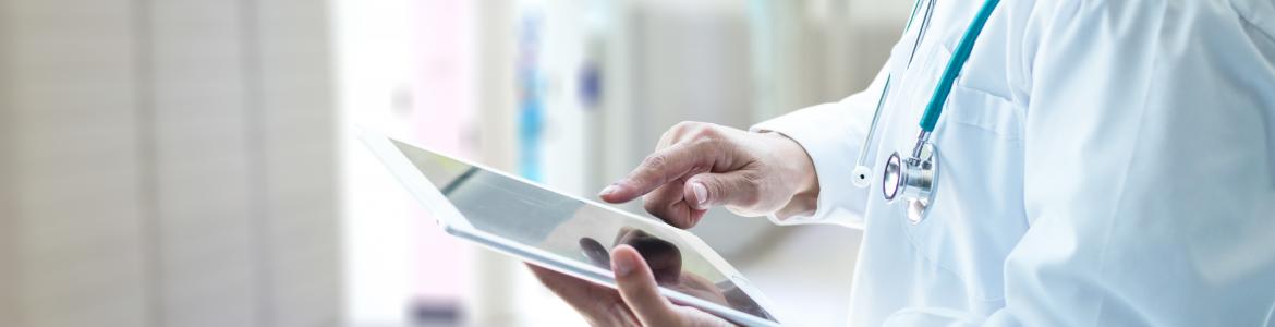 La Comunidad incorpora una nueva herramienta de consulta entre centros de salud y hospitales Una doctora apunta algo en una tableta