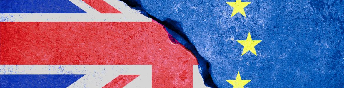 Brexit: fractura entre las banderas de la Unión Europea y de Reino Unido