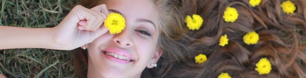 Chica adolescente tumbada en jardin