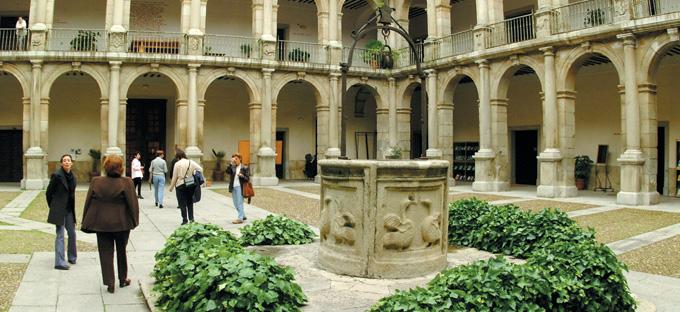 Patio de la Universidad de Alcala de Henares, con una fuente en el centro y estudiantes