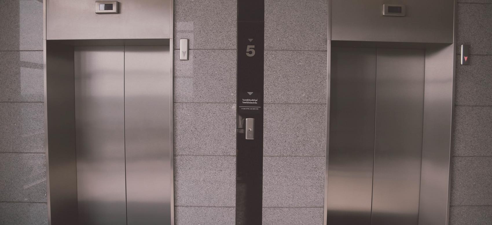 Frente de ascensores