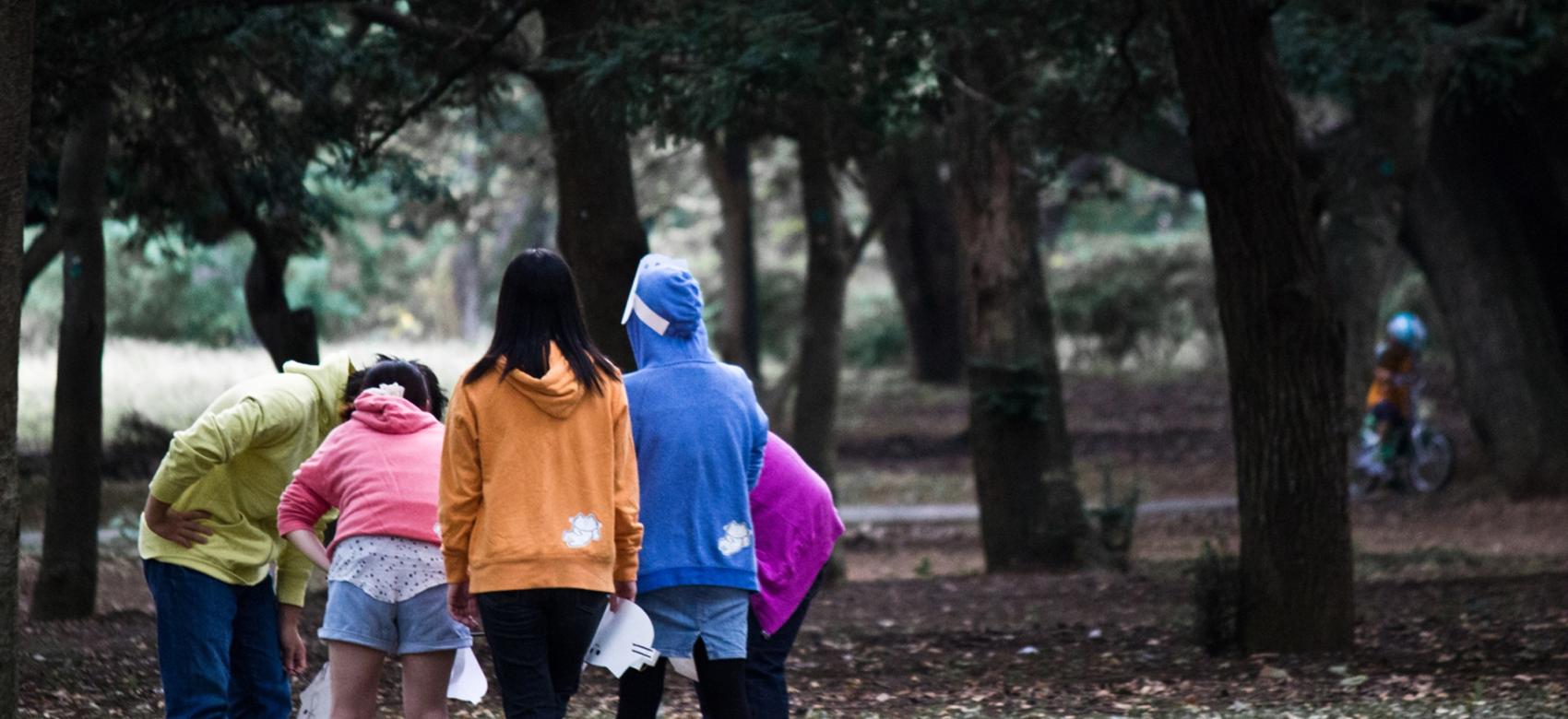 Adolescentes paseando por el campo.