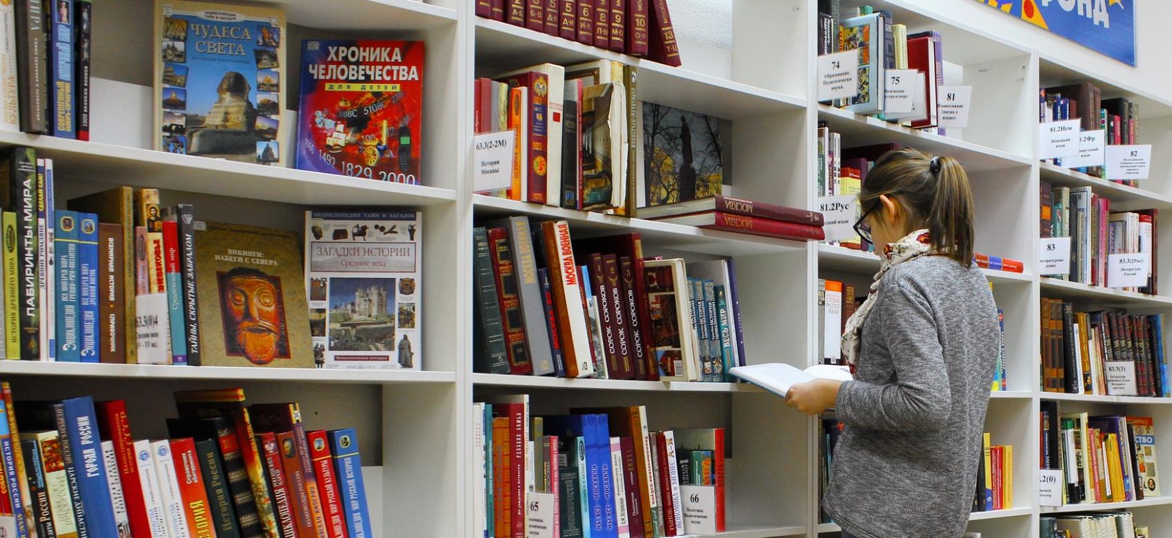 Estudiante en una biblioteca.