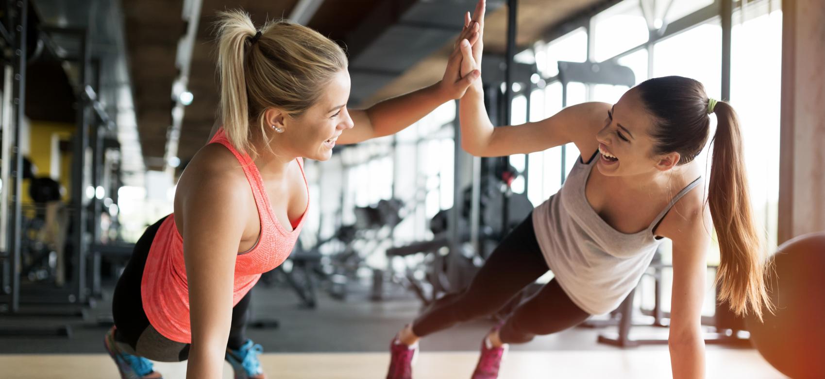 Dos chicas haciendo deporte