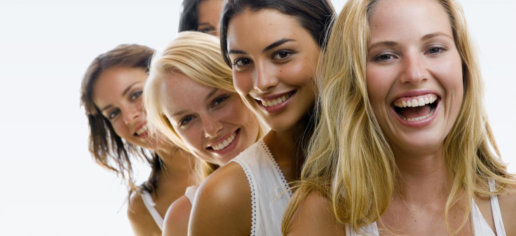 Mujeres morenas y rubias