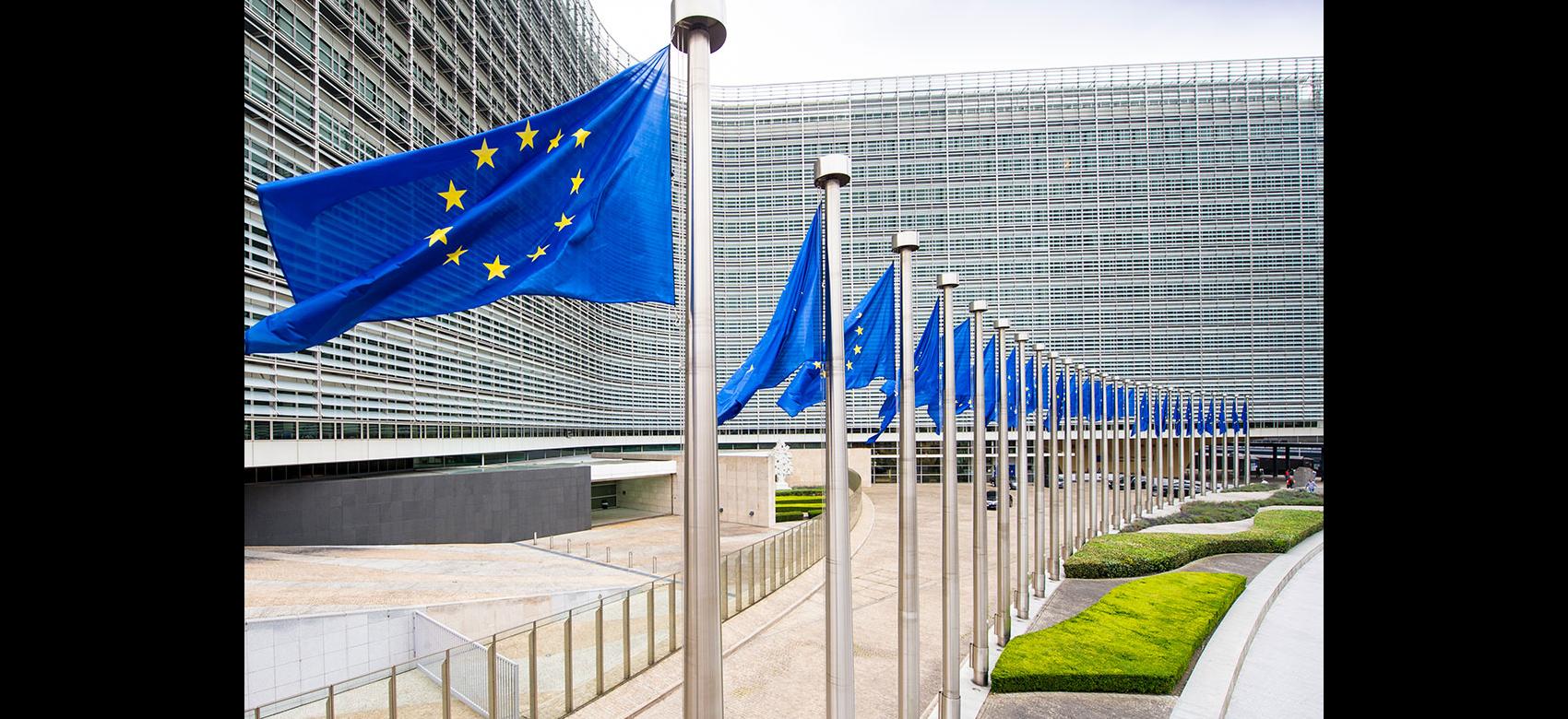 Banderas de la UE ondeando delante del edificio Berlaymont