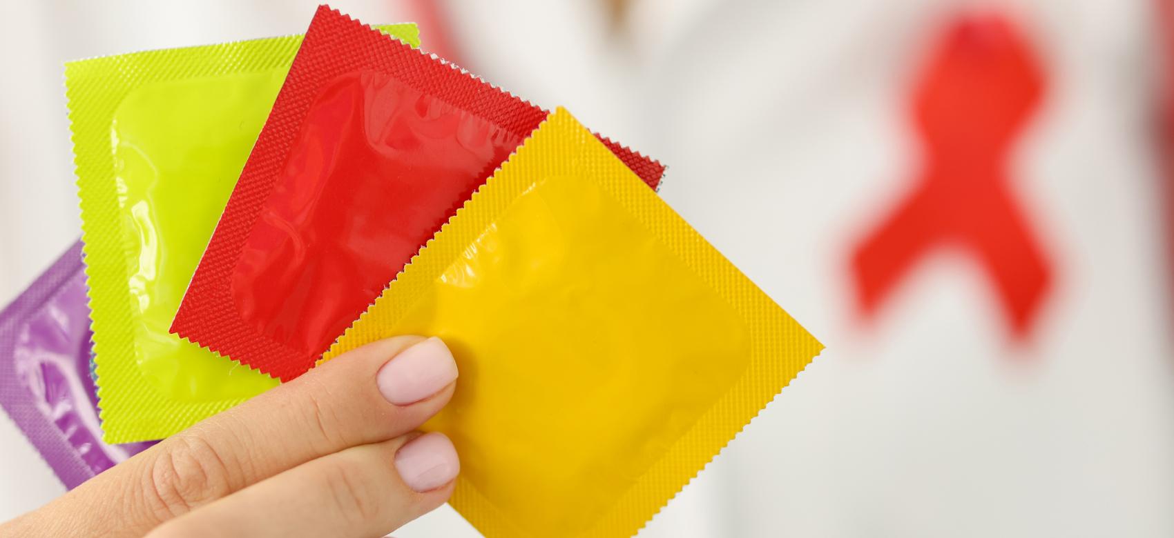 foto de la mano de una persona sosteniendo varios preservativos
