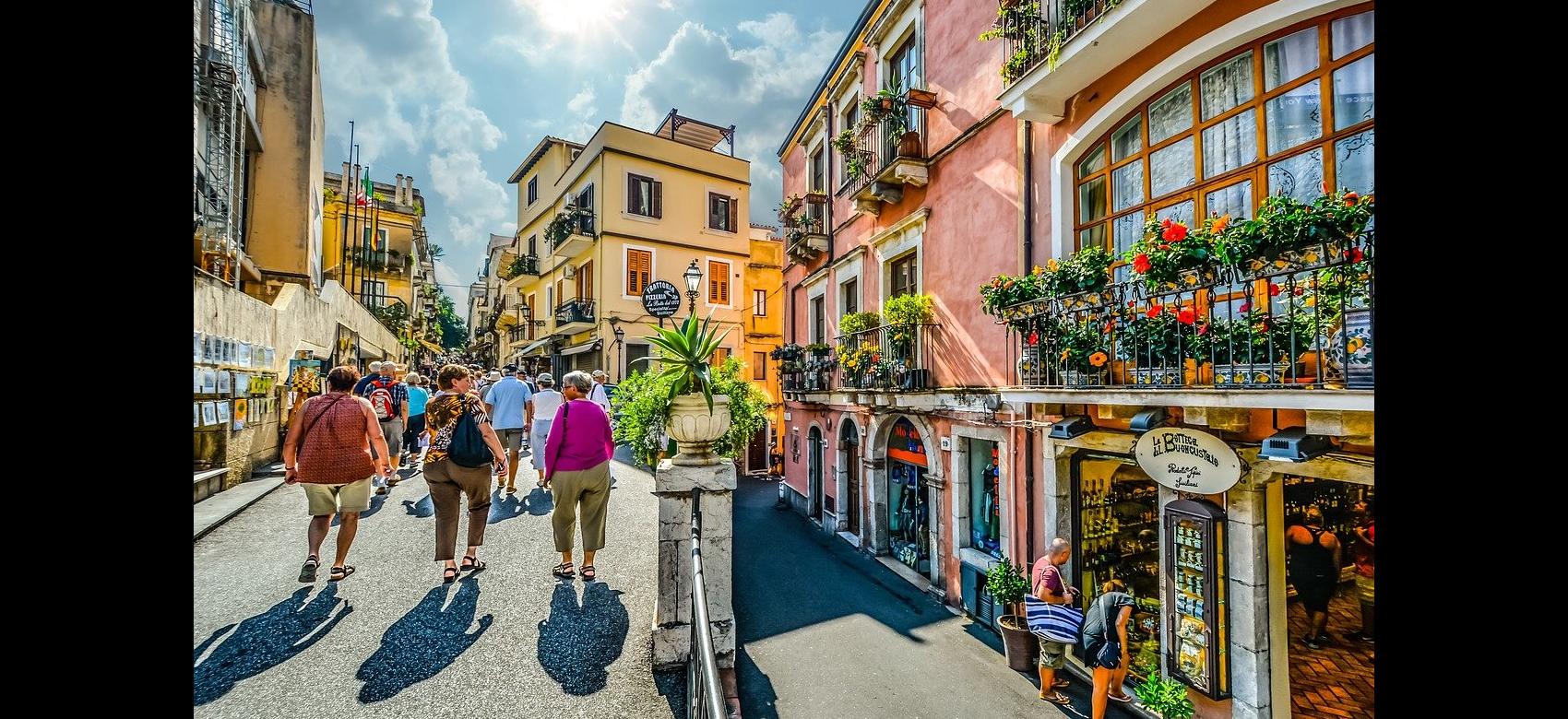 Grupo de turistas paseando por una calle