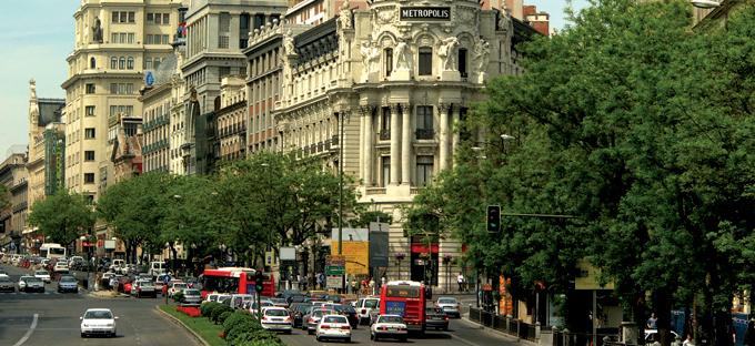 Edificio Metrópolis, en la esquina de las calles Alcalá y Gran Vía, con tráfico de vehículos en ambos sentidos de la calle Alcalá