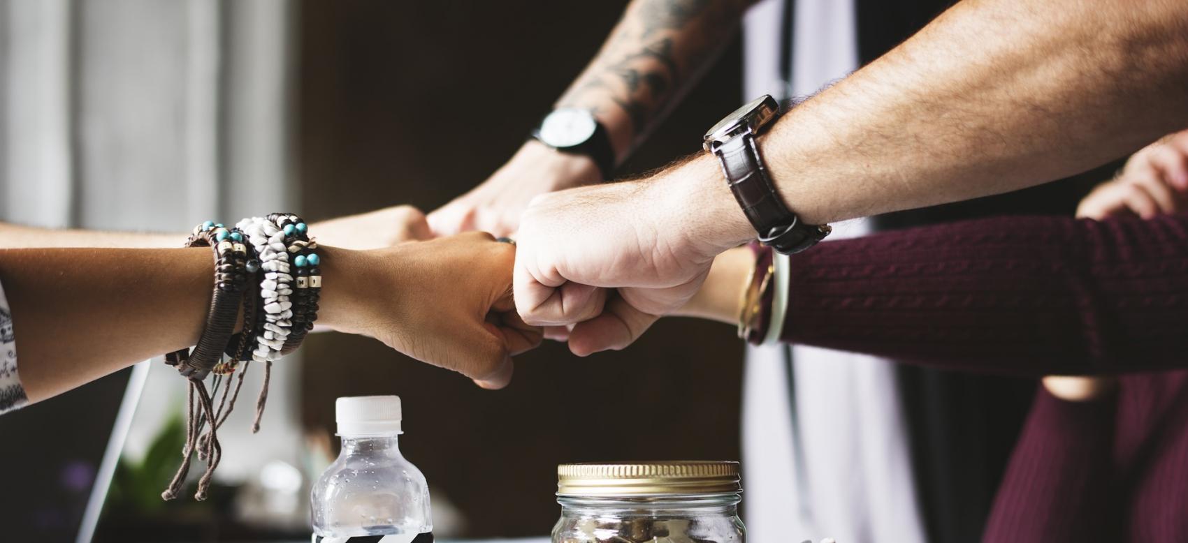 Trabajo voluntario Grupo juntando los puños