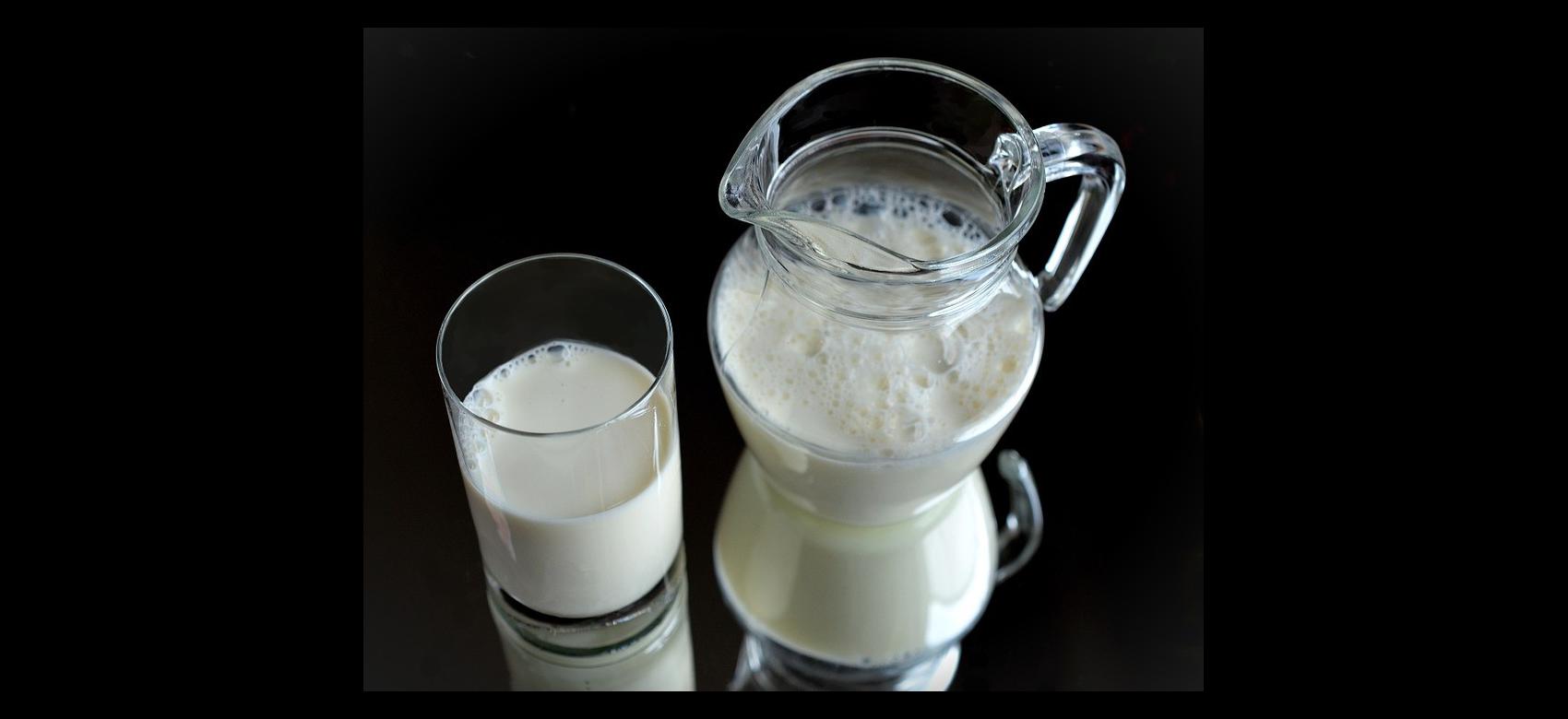 Vaso y jarra de leche