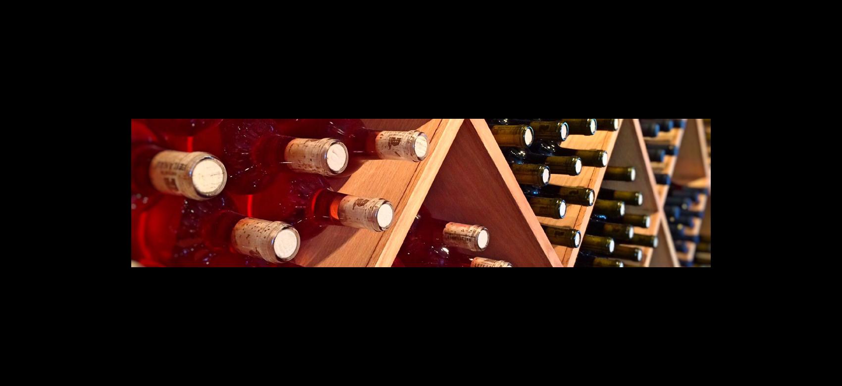Imagen de estantes con botellas de vino