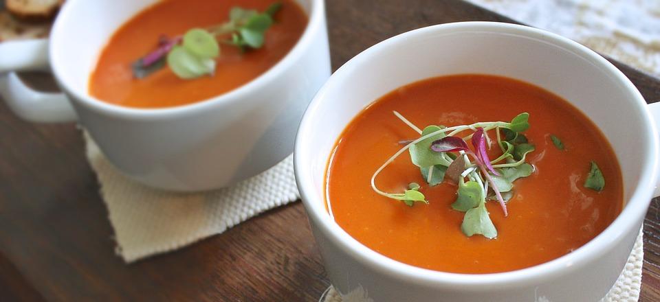 Plata de gazpacho en una mesa