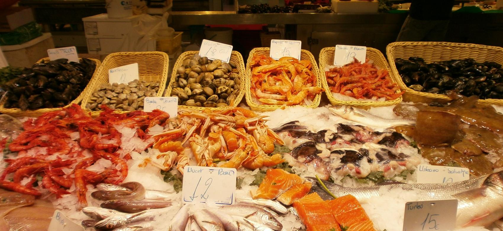 Pescados expuestos para la venta en  una pescadería