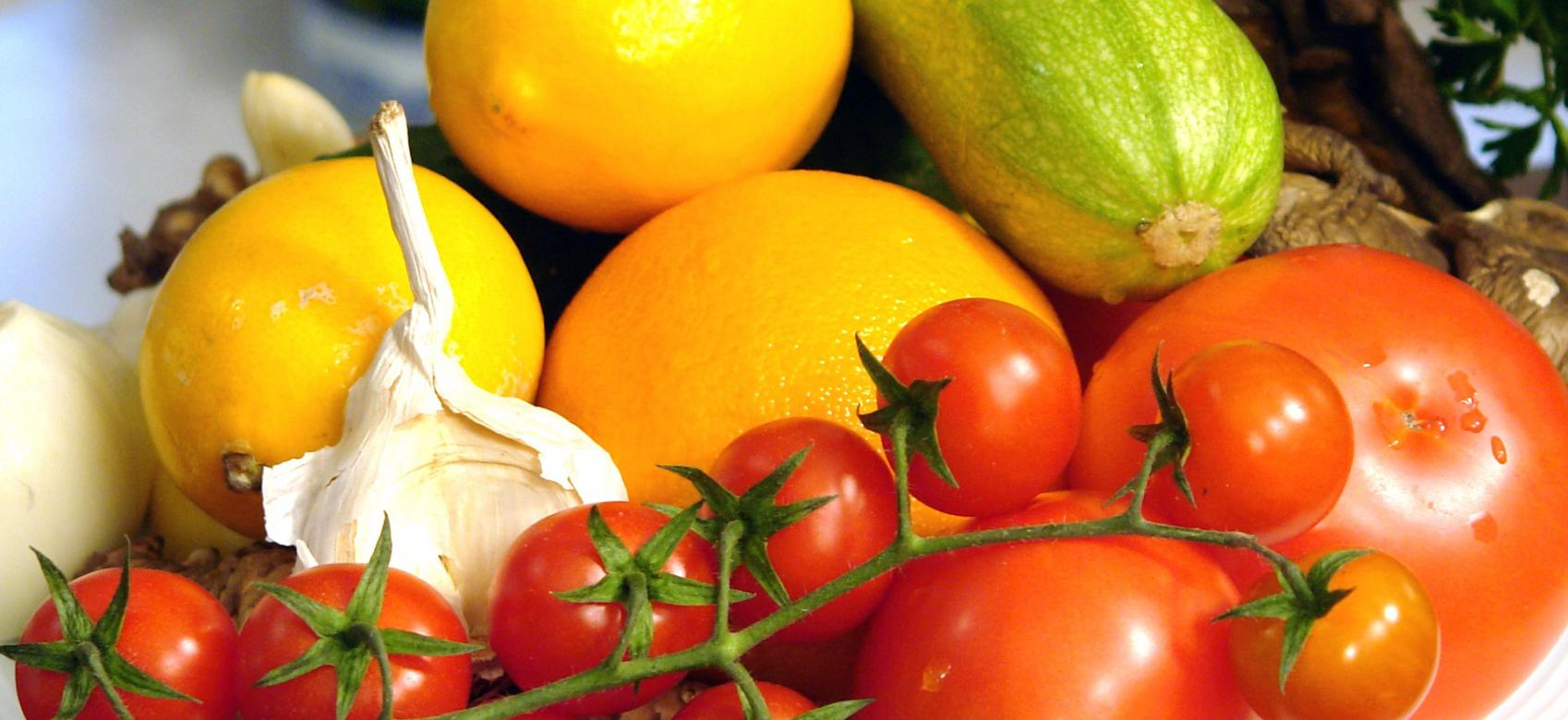 plato con tomates,ajo,naranjas. limones y calabacín
