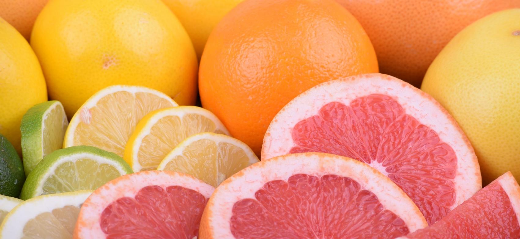 Varios cítricos en rodajas