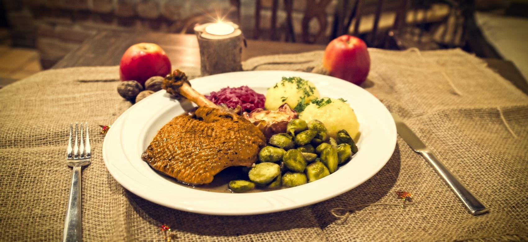 Pierna de pato al horno con guarnición de verduras 