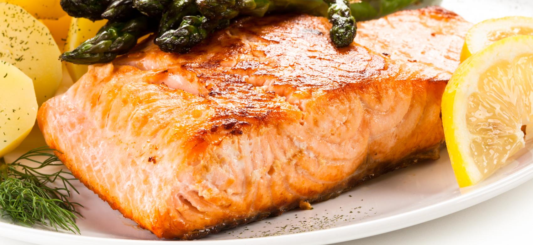 plato con salmón, espárragos y patata cocida