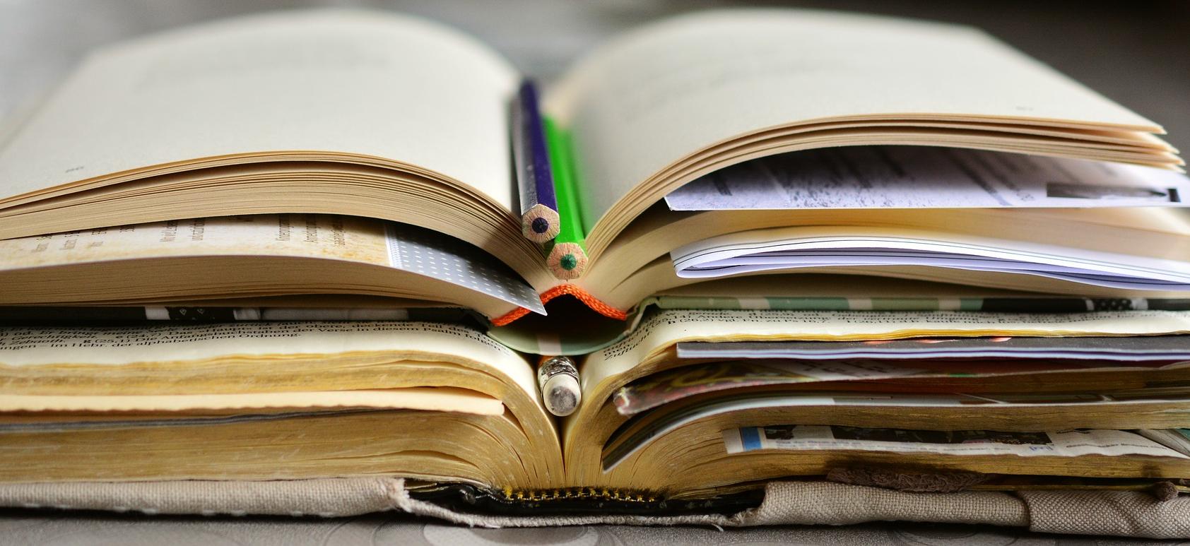 Libro abierto con lápices dentro