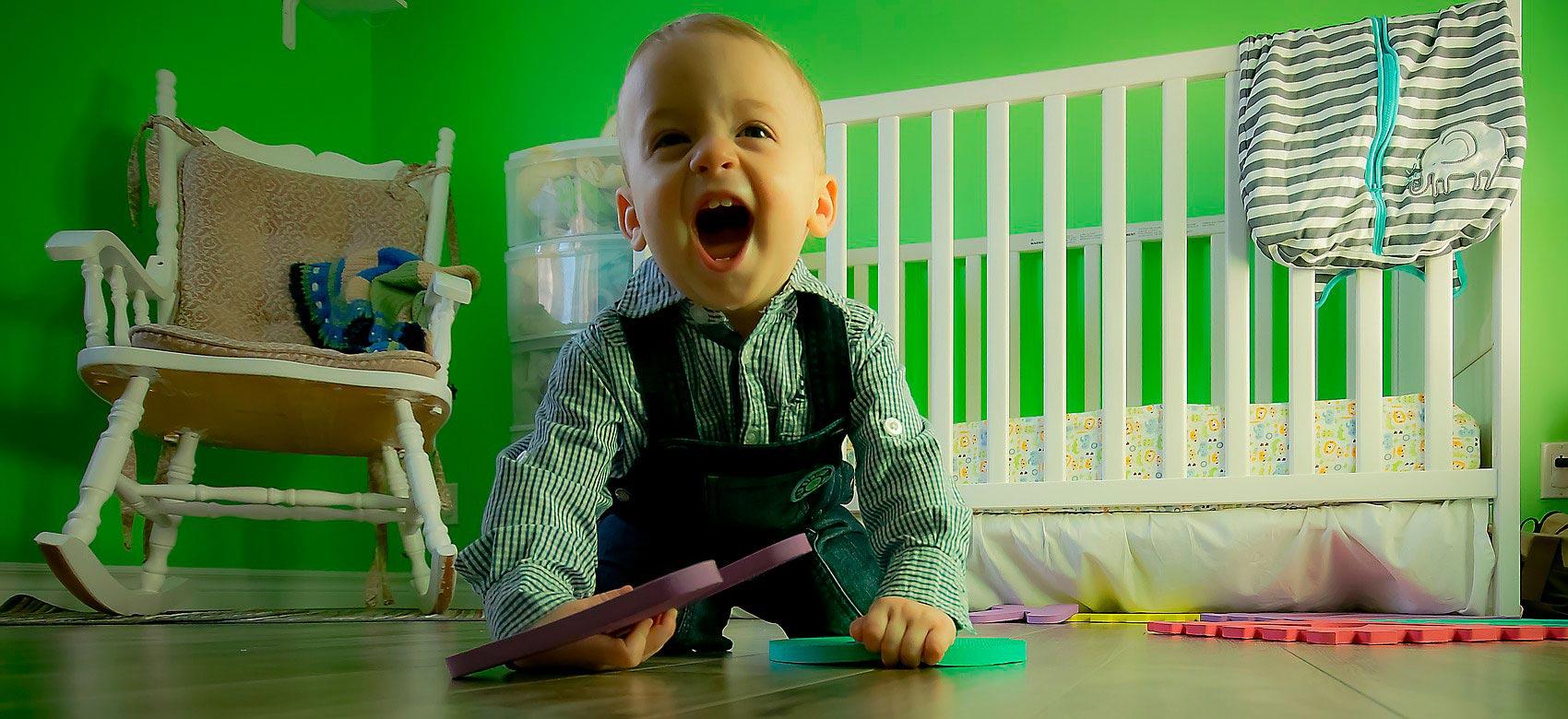 Niño contento jugando en una habitación