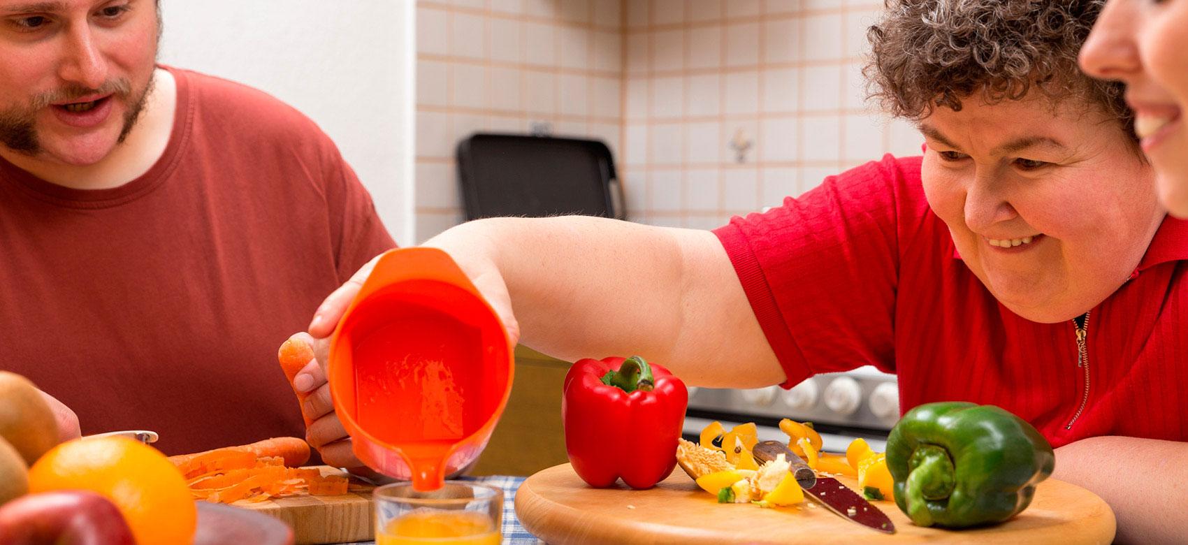 Mujer preparando zumo en una residencia