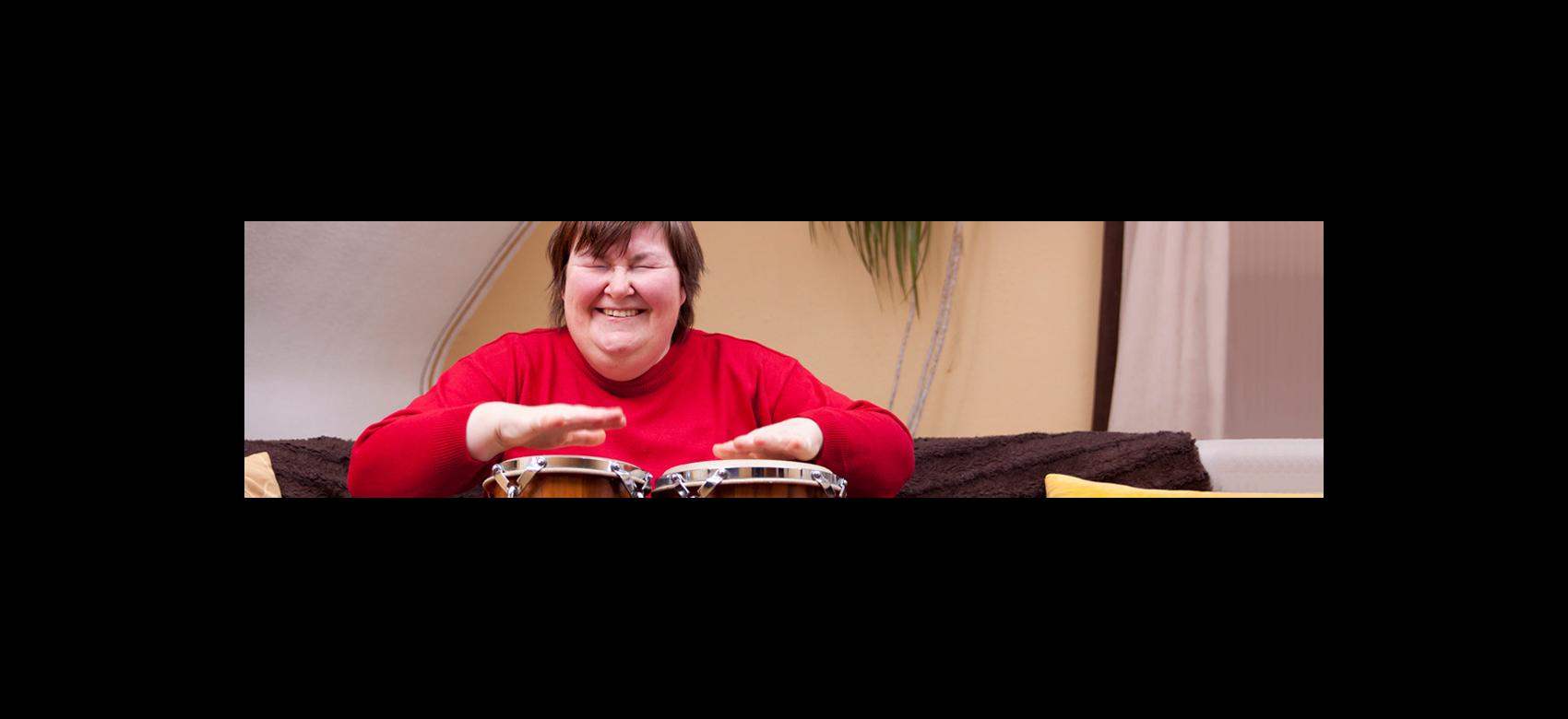 Banner Red de atención a personas adultas con discapacidad Mujer tocando un instrumento de percusión