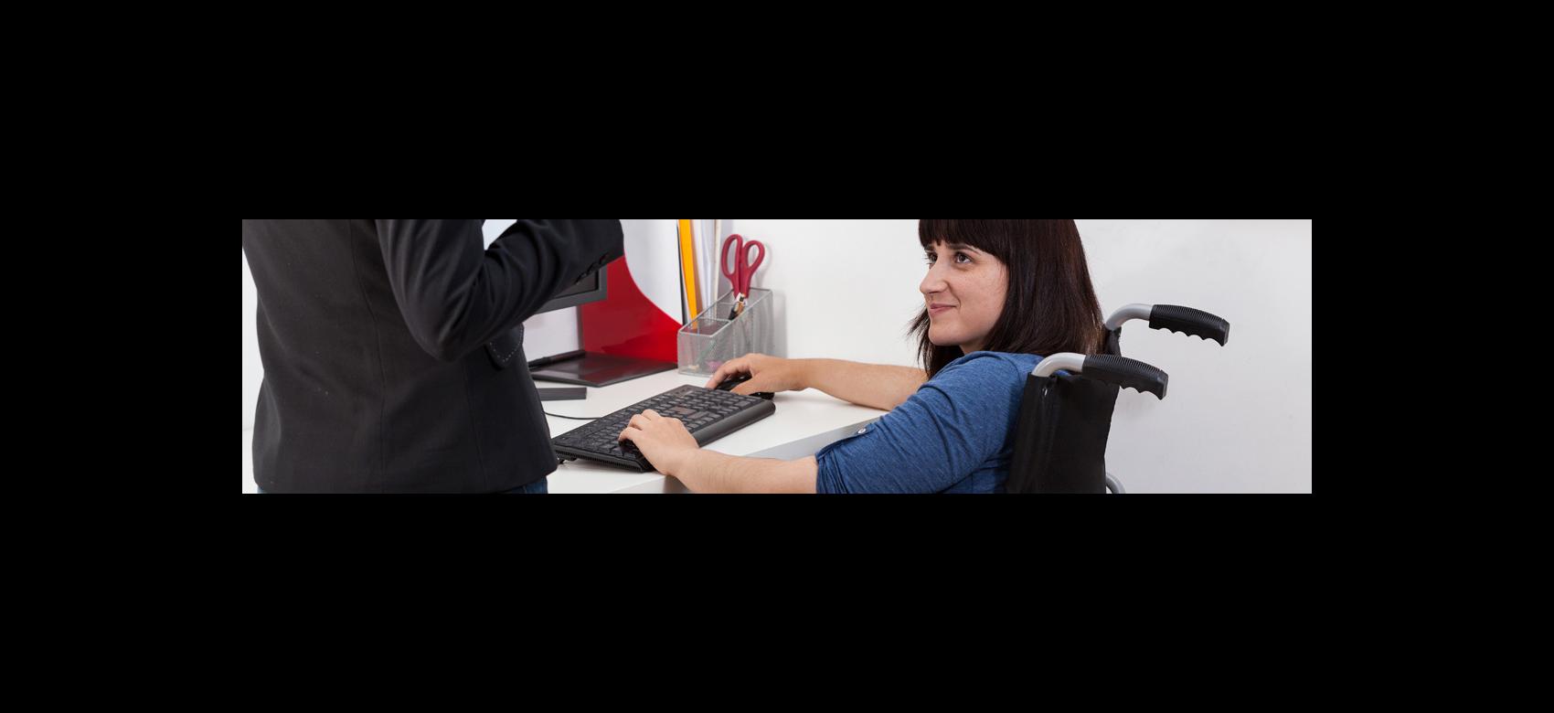 Imagen ilustrativa de mujer usuaria de silla de ruedas trabajando