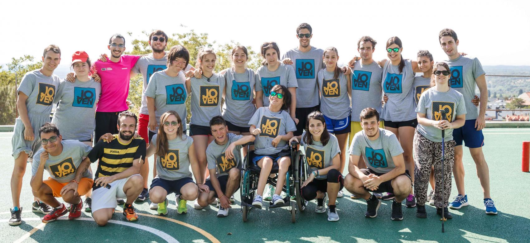 Grupo de chicos y chicas en un campamento
