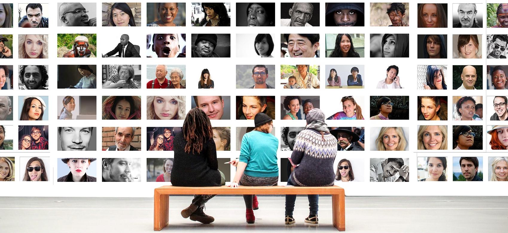 Actividades culturales Jóvenes observando una exposición