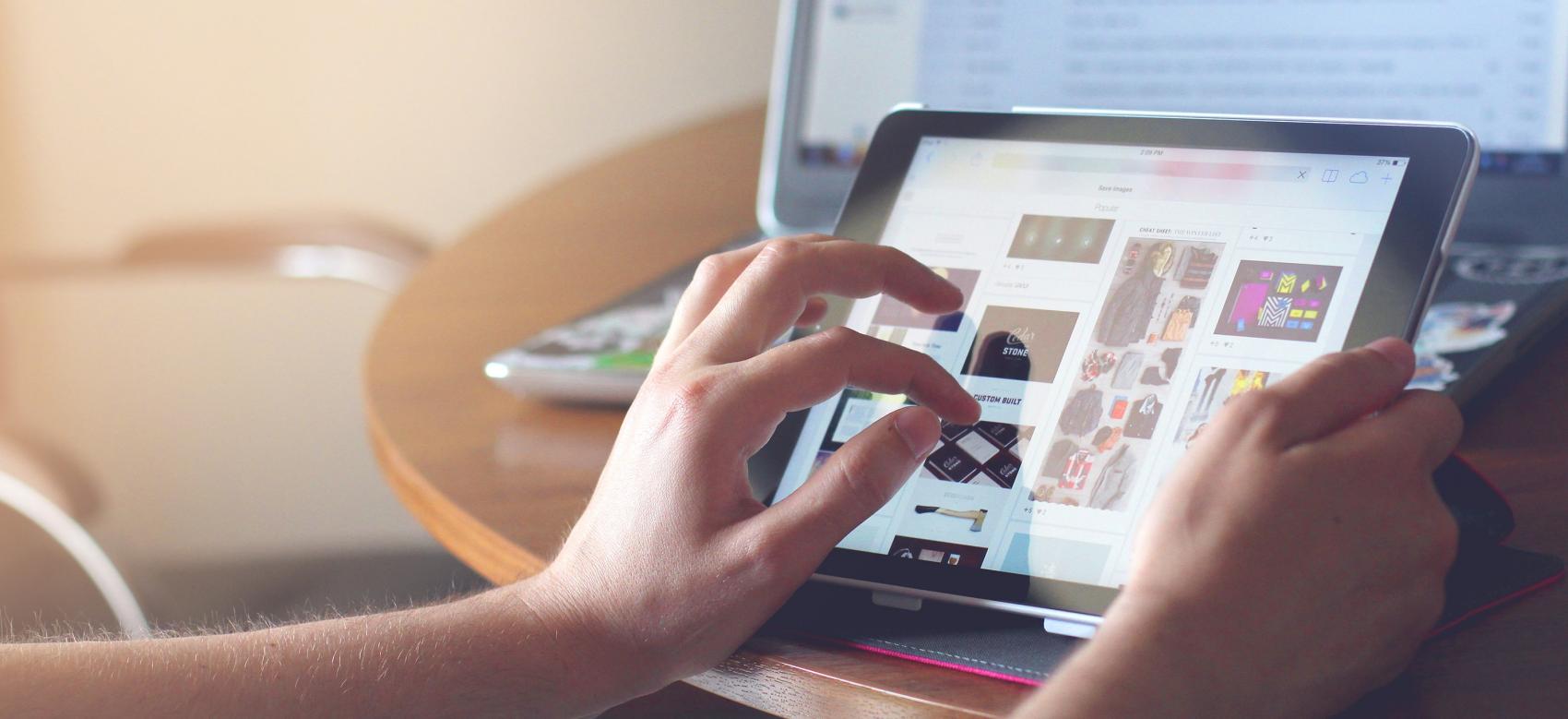 Cursos Mano tocando un ipad