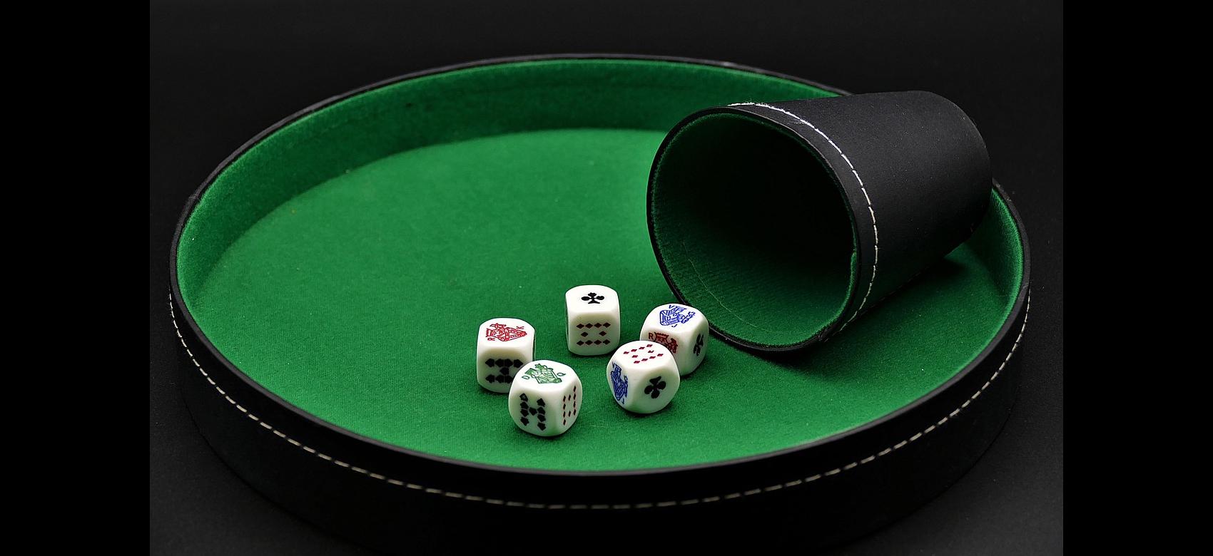 imagen de dados de póker y tapete verde