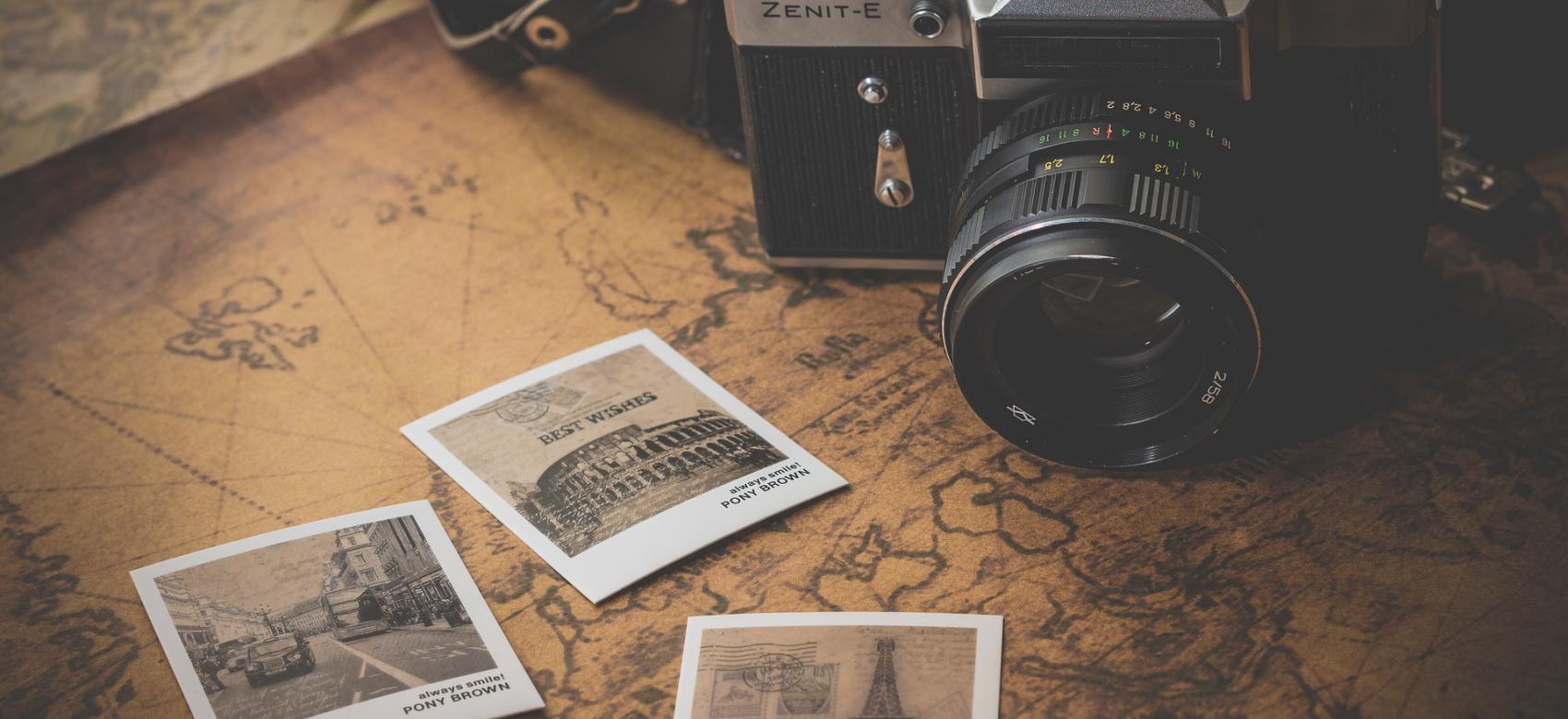 Se observa una imagen en tres planos. el primer plano es un mapa, el segundo plano son tres fotos polaroid de París, Roma y Londres. y el último plan