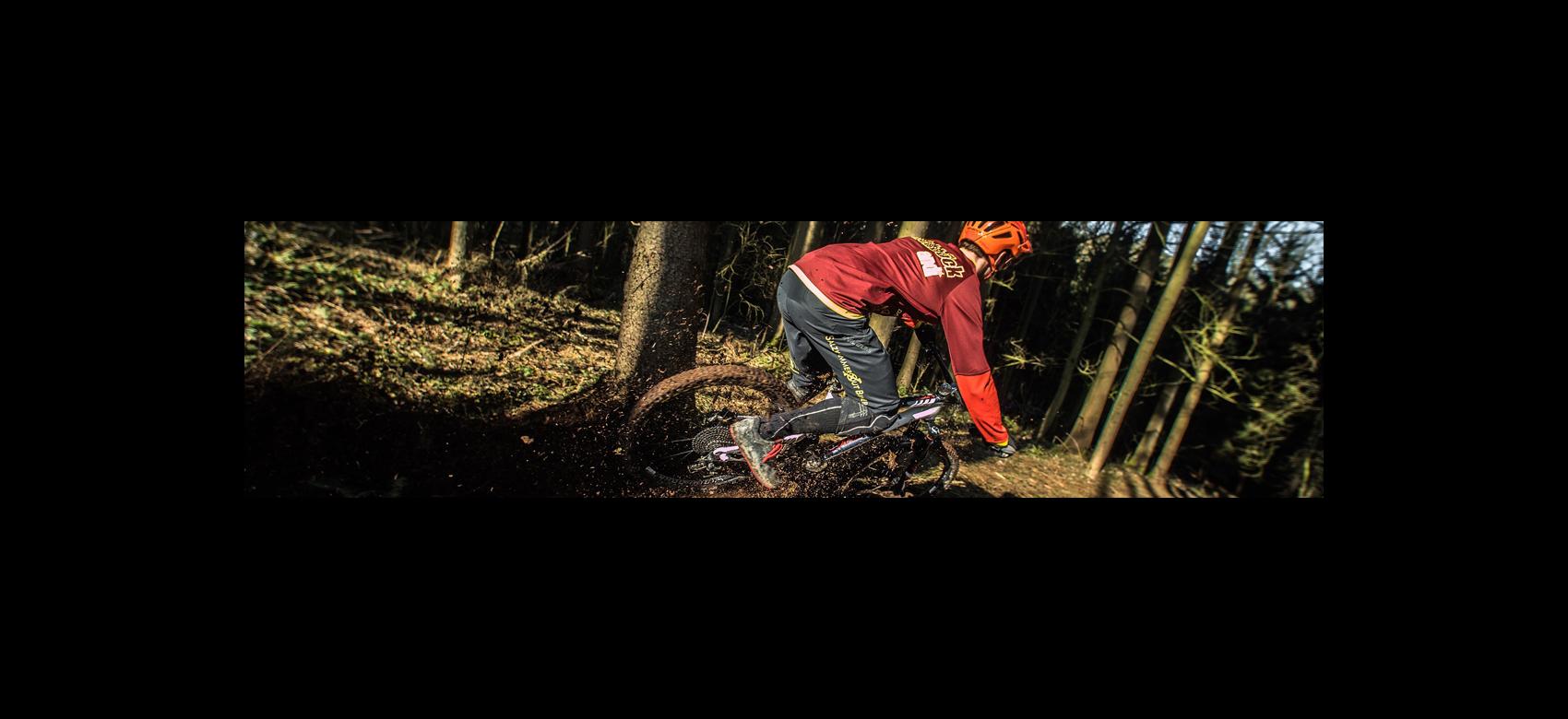 Imagen de una ciclista por el monte