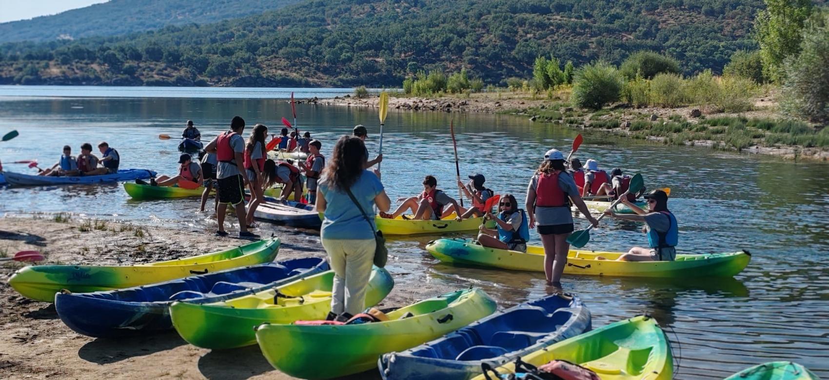jovnes_montando_en_kayaks