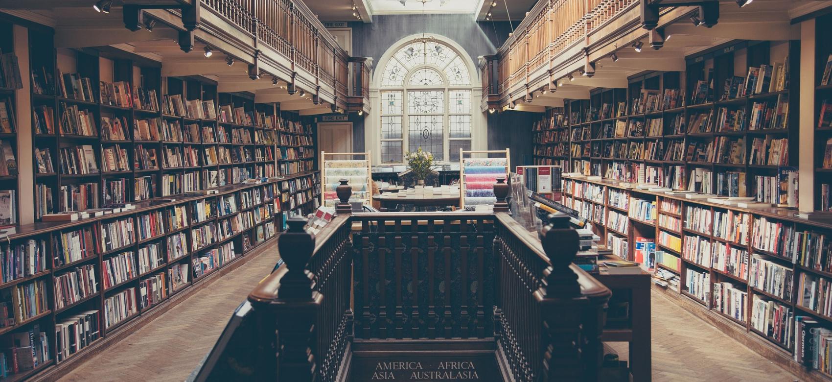 Biblioteca con libros