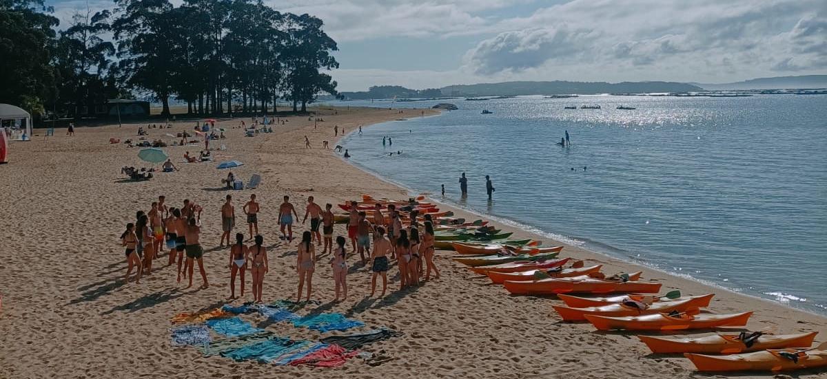 piraguas_y_jovenes_en_playa