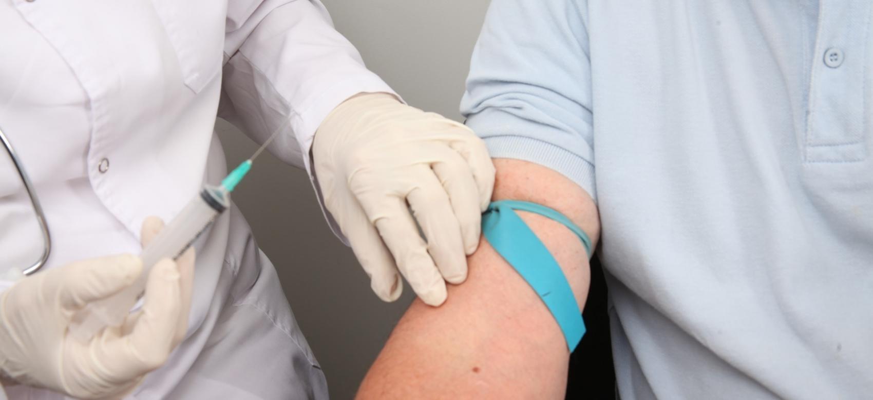 Imagen de un médico con una jeringuilla en la mano preparado para sacar sangre
