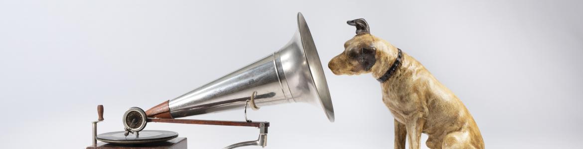 Gramófono Berliner y Nipper. Ca.1897 Gramófono y perro