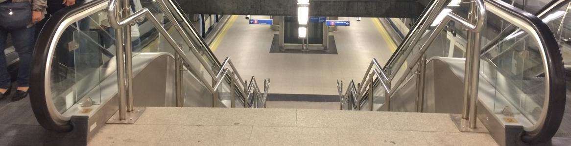 Image of an access to the Metro platforms, on Line 8 Image of an access to the Metro platforms, on Line 8